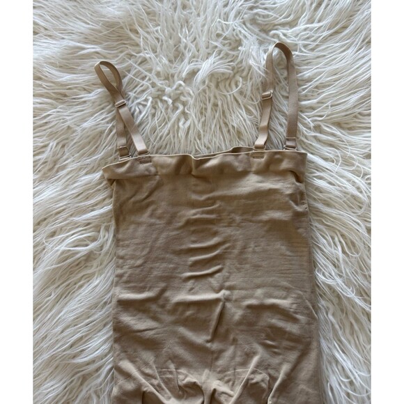 Skims Seamless Sculpt Strapless Shortie Bodysuit Clay
Size Medium - Picture 8 of 10